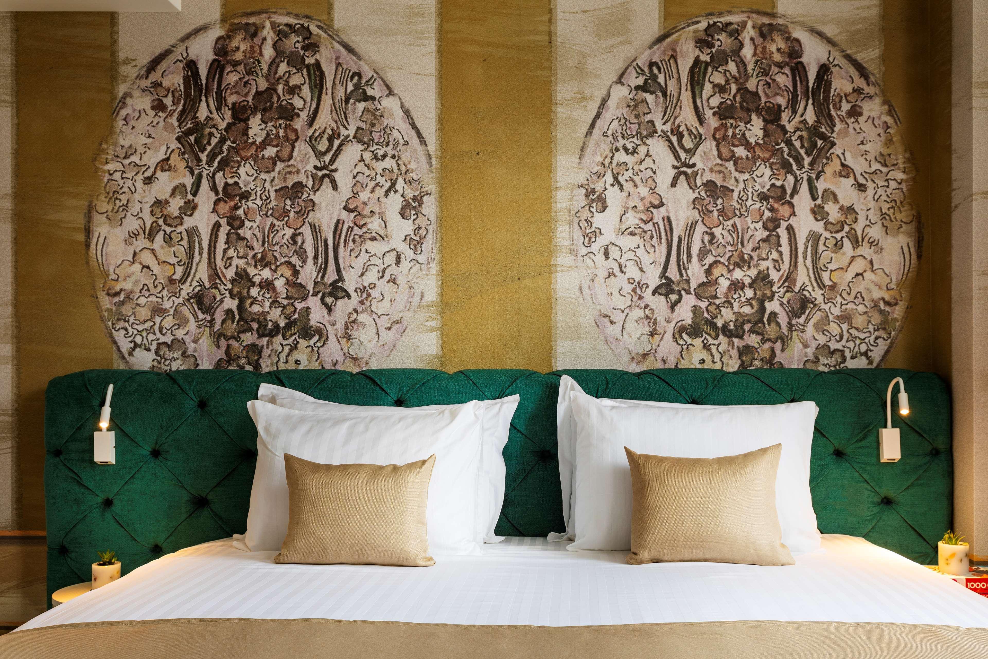 Gallery 37 Powered By Aston Пловдив Экстерьер фото A bedroom at the Mandarin Oriental, Paris